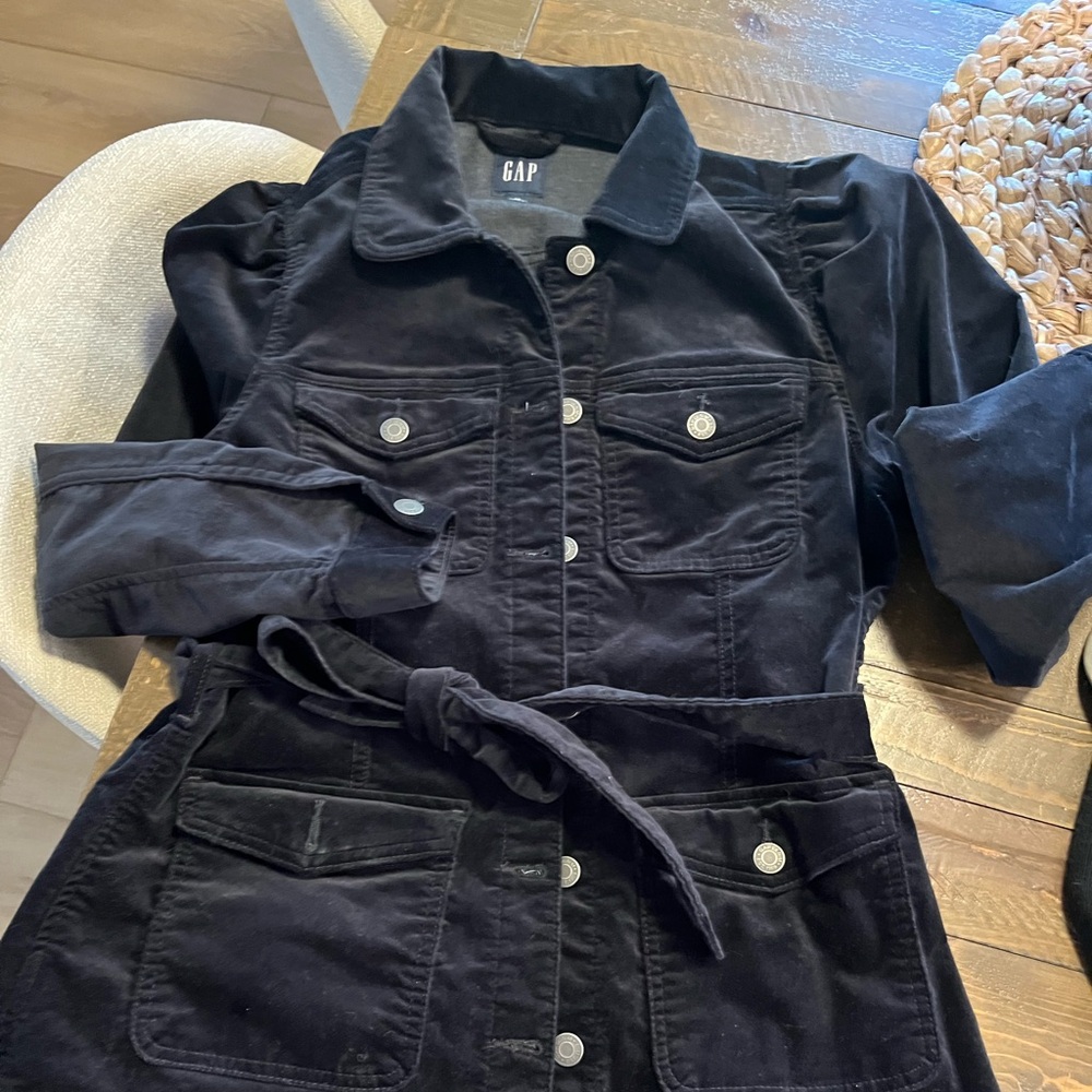 Gap new, washed never warn. Women's Black velvet belted jacket.